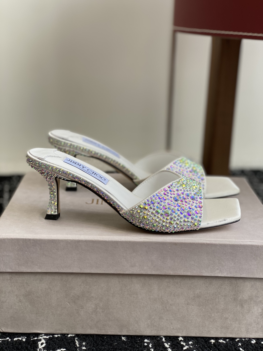 代购级
早春珍珠 水晶钻 拖鞋Jimmy Choo 周仰杰25春夏系列 重逢惊艳 优雅邂逅 碰撞之美 时