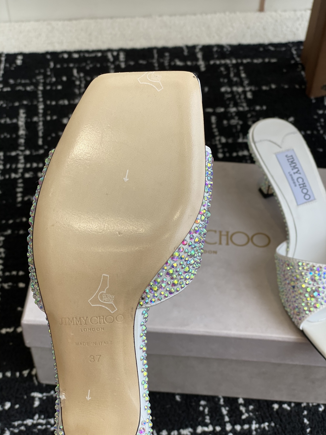 代购级
早春珍珠 水晶钻 拖鞋Jimmy Choo 周仰杰25春夏系列 重逢惊艳 优雅邂逅 碰撞之美 时