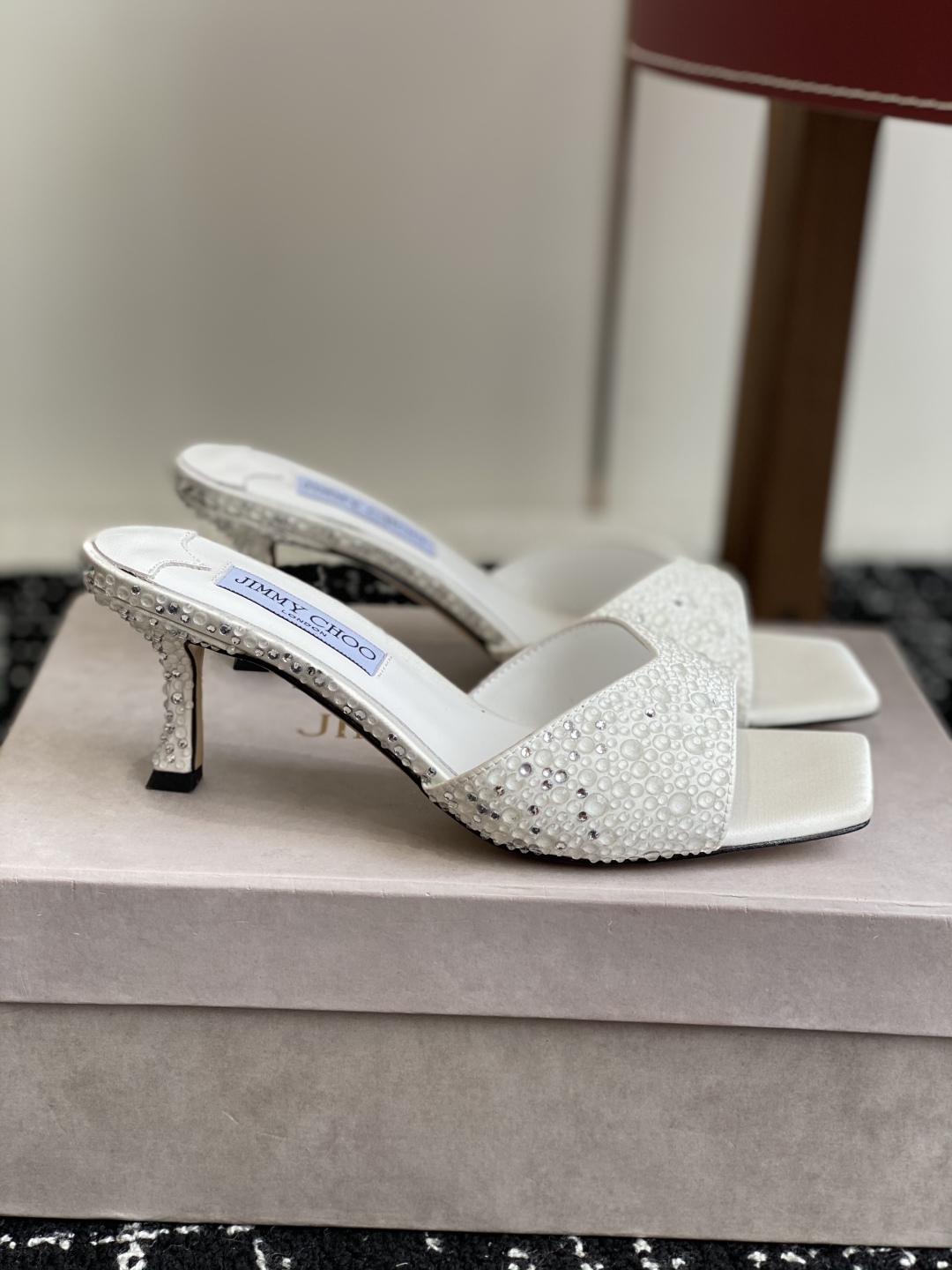 代购级
早春珍珠 水晶钻 拖鞋Jimmy Choo 周仰杰25春夏系列 重逢惊艳 优雅邂逅 碰撞之美 时
