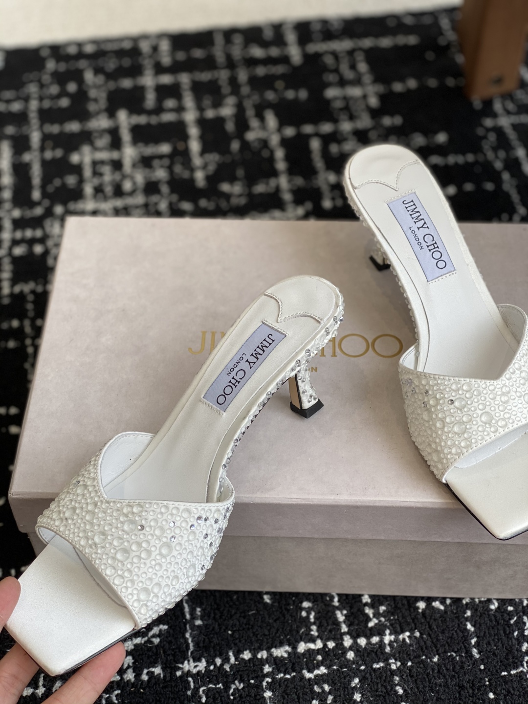 代购级
早春珍珠 水晶钻 拖鞋Jimmy Choo 周仰杰25春夏系列 重逢惊艳 优雅邂逅 碰撞之美 时