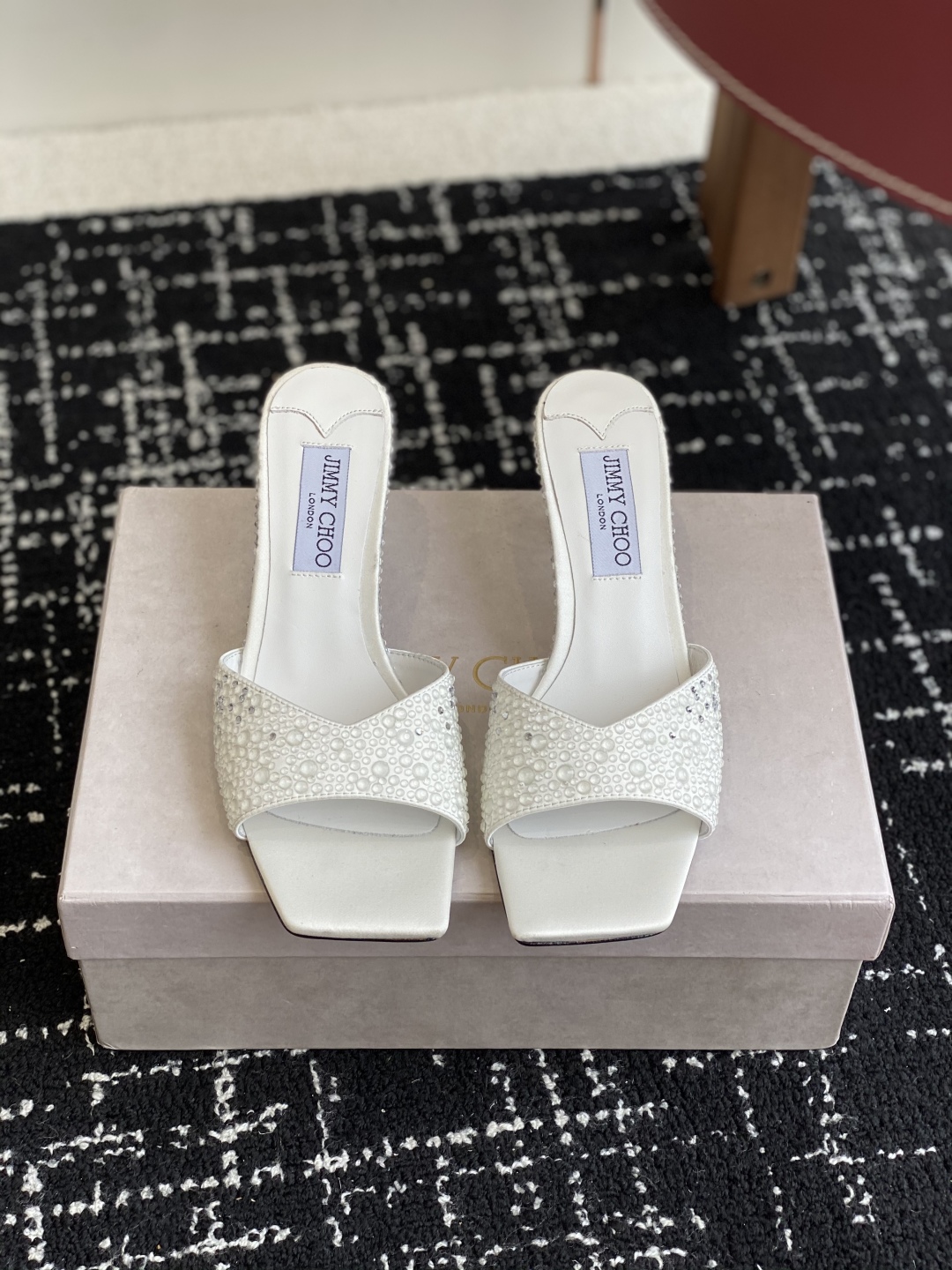 代购级
早春珍珠 水晶钻 拖鞋Jimmy Choo 周仰杰25春夏系列 重逢惊艳 优雅邂逅 碰撞之美 时