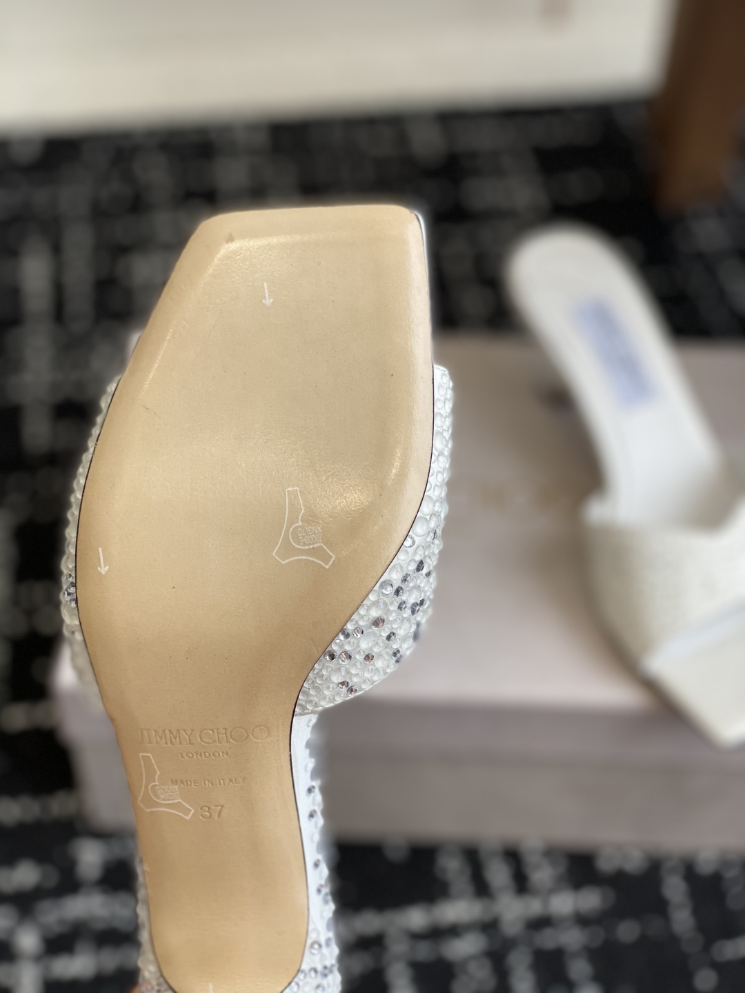 代购级
早春珍珠 水晶钻 拖鞋Jimmy Choo 周仰杰25春夏系列 重逢惊艳 优雅邂逅 碰撞之美 时