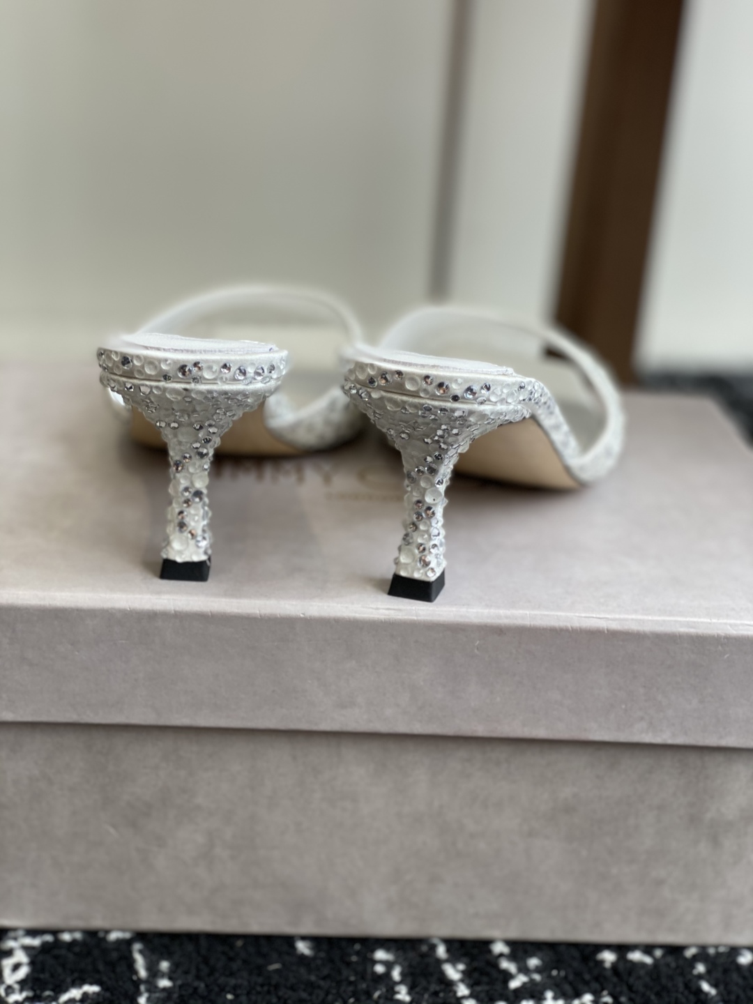 代购级
早春珍珠 水晶钻 拖鞋Jimmy Choo 周仰杰25春夏系列 重逢惊艳 优雅邂逅 碰撞之美 时