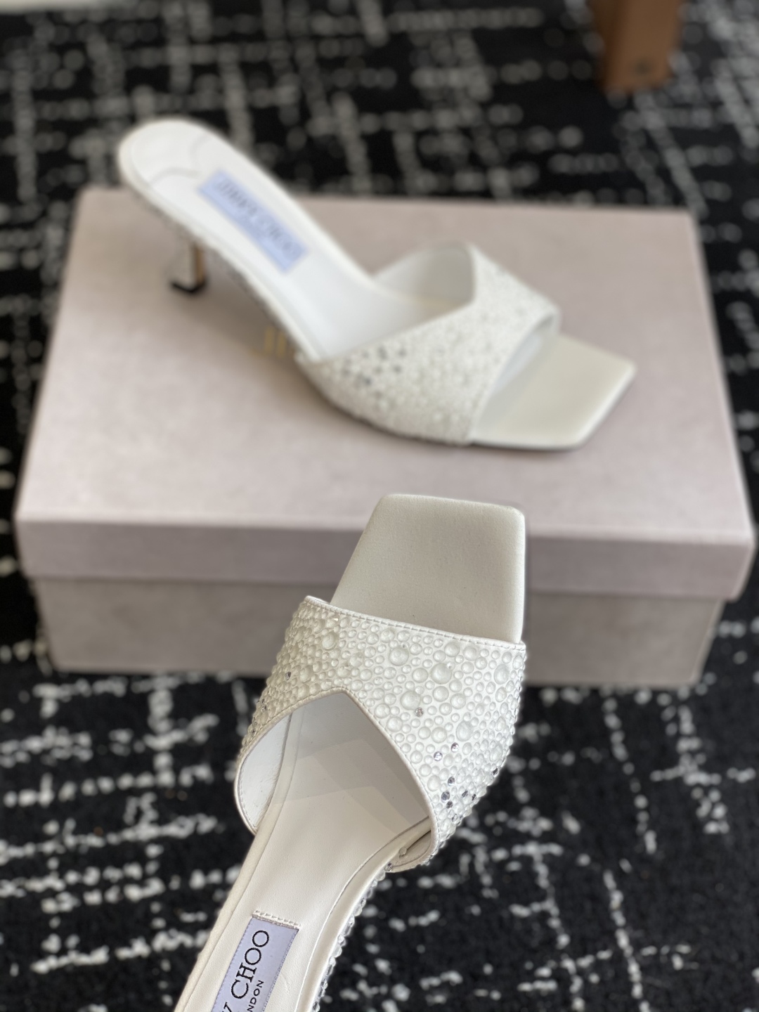 代购级
早春珍珠 水晶钻 拖鞋Jimmy Choo 周仰杰25春夏系列 重逢惊艳 优雅邂逅 碰撞之美 时