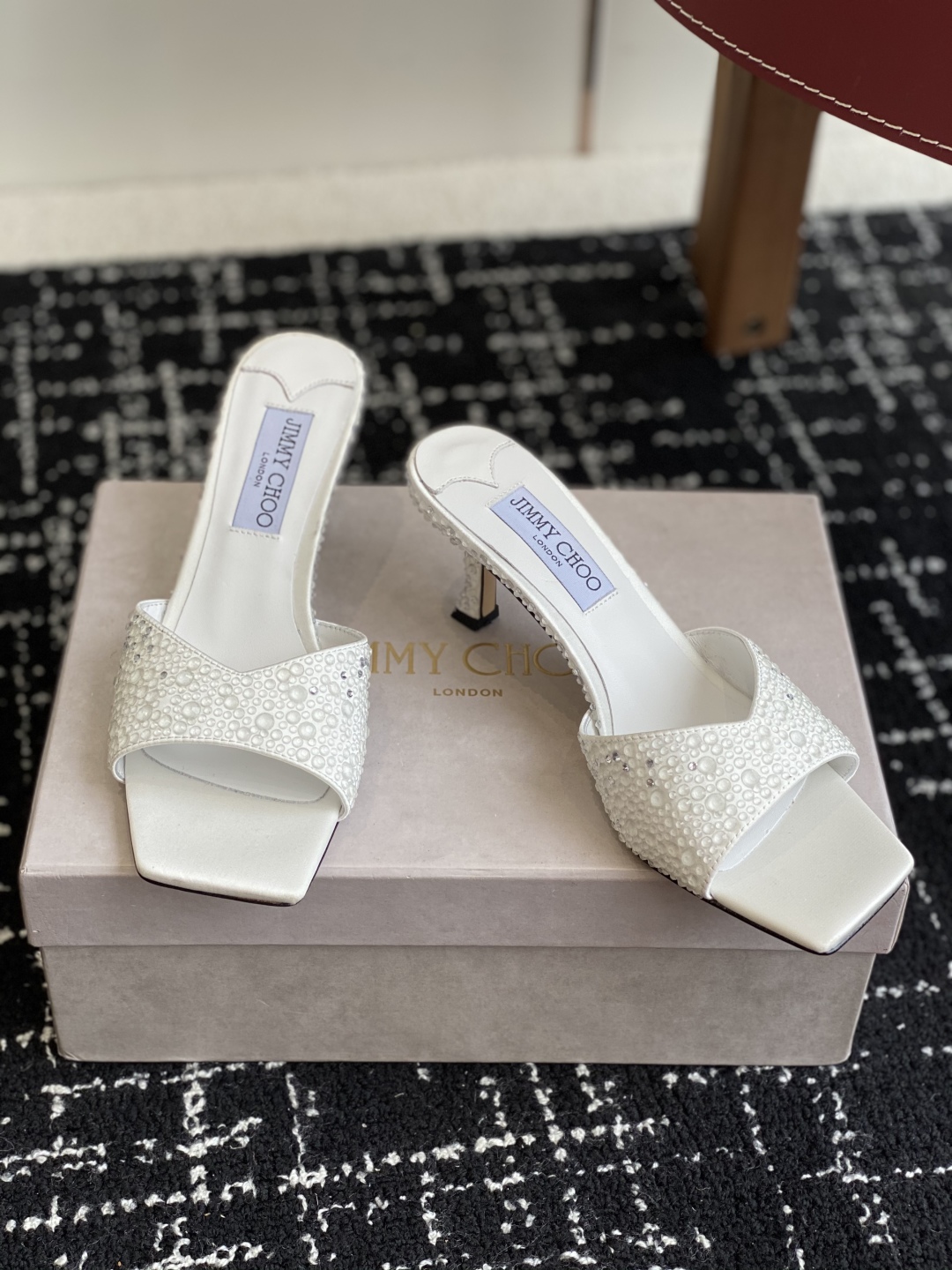 代购级
早春珍珠 水晶钻 拖鞋Jimmy Choo 周仰杰25春夏系列 重逢惊艳 优雅邂逅 碰撞之美 时