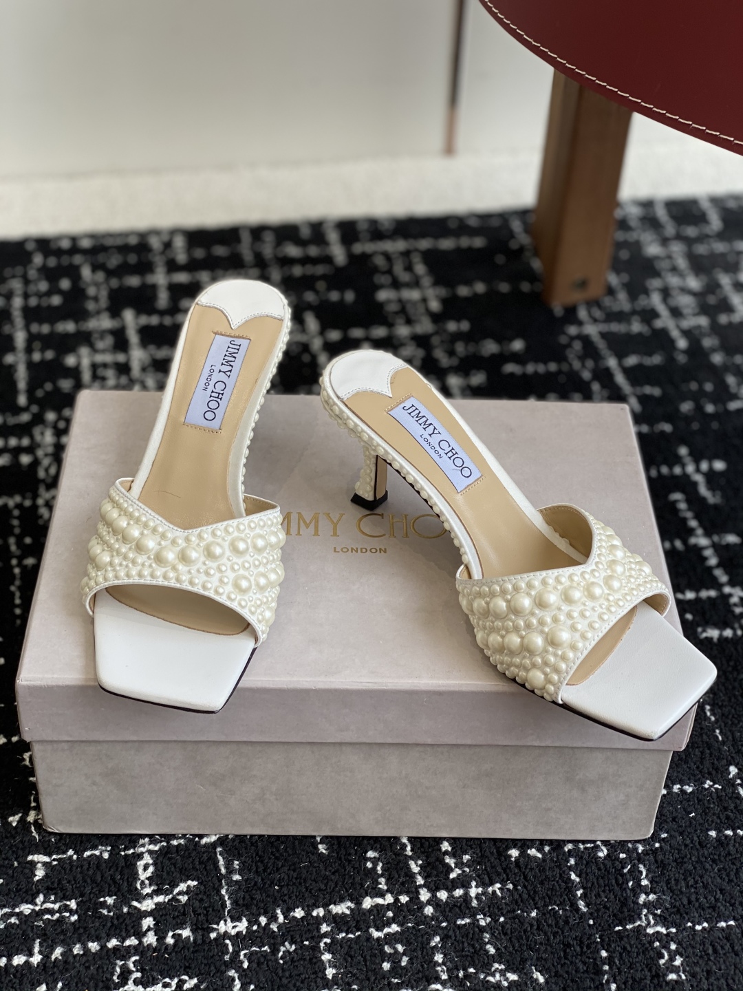 代购级
早春珍珠 水晶钻 拖鞋Jimmy Choo 周仰杰25春夏系列 重逢惊艳 优雅邂逅 碰撞之美 时