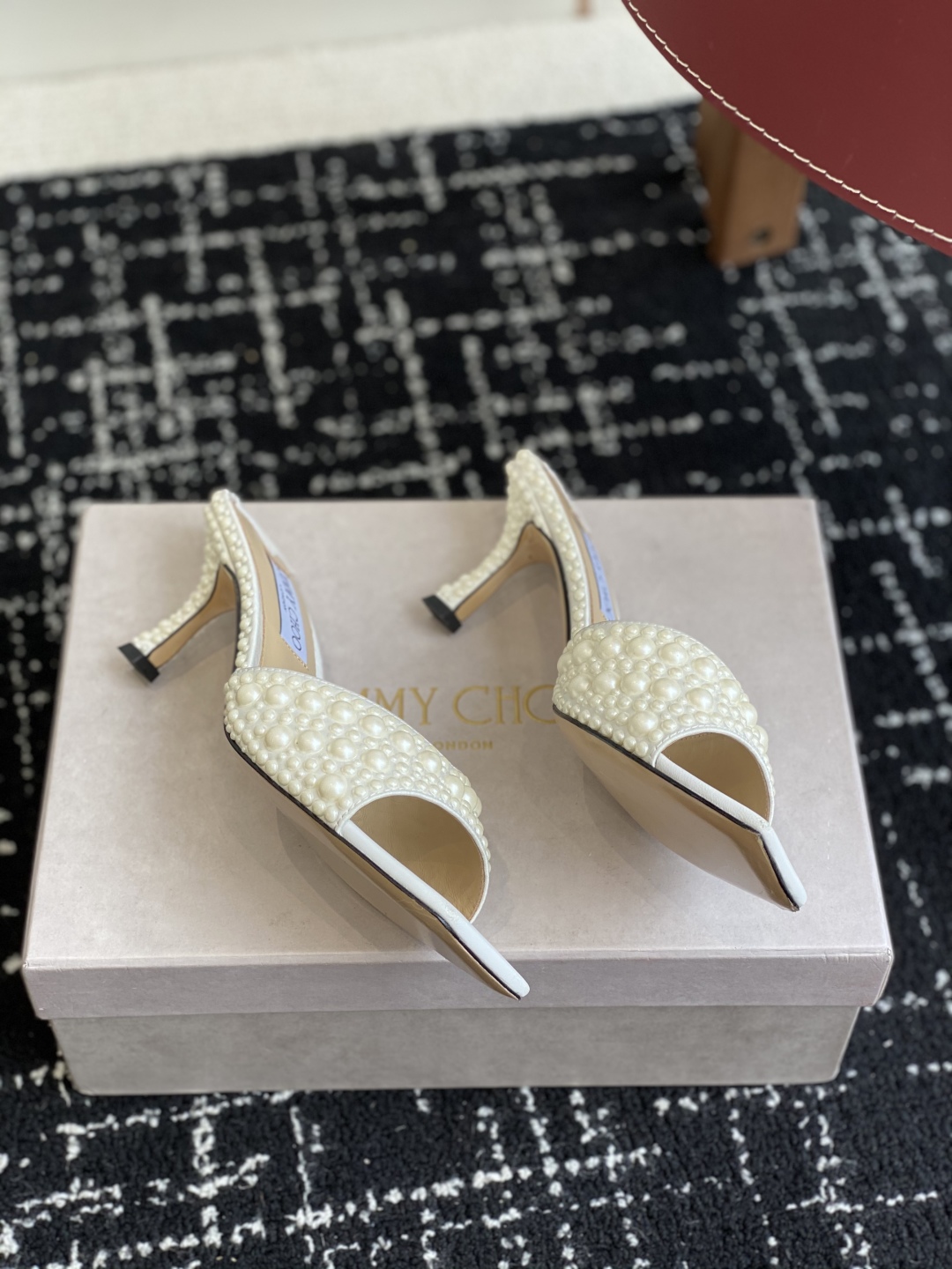 代购级
早春珍珠 水晶钻 拖鞋Jimmy Choo 周仰杰25春夏系列 重逢惊艳 优雅邂逅 碰撞之美 时