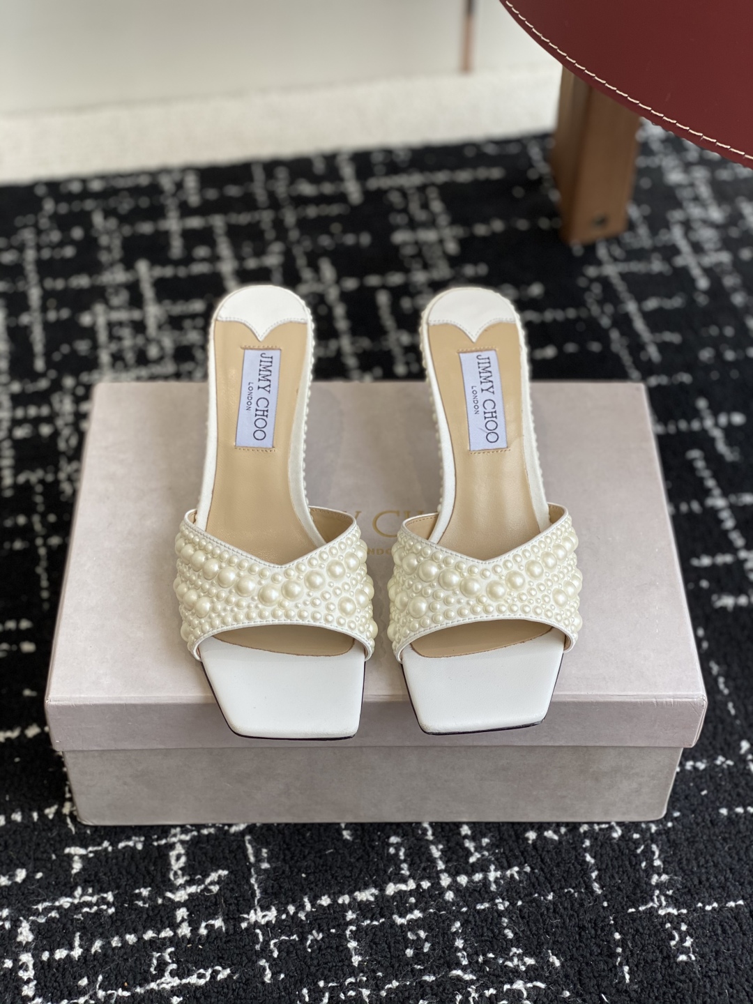 代购级
早春珍珠 水晶钻 拖鞋Jimmy Choo 周仰杰25春夏系列 重逢惊艳 优雅邂逅 碰撞之美 时