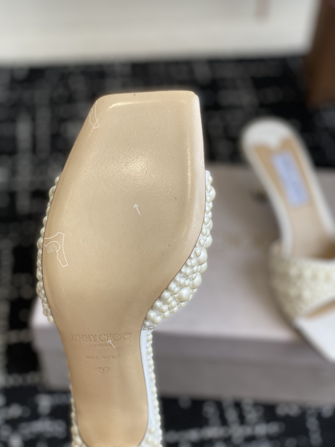 代购级
早春珍珠 水晶钻 拖鞋Jimmy Choo 周仰杰25春夏系列 重逢惊艳 优雅邂逅 碰撞之美 时
