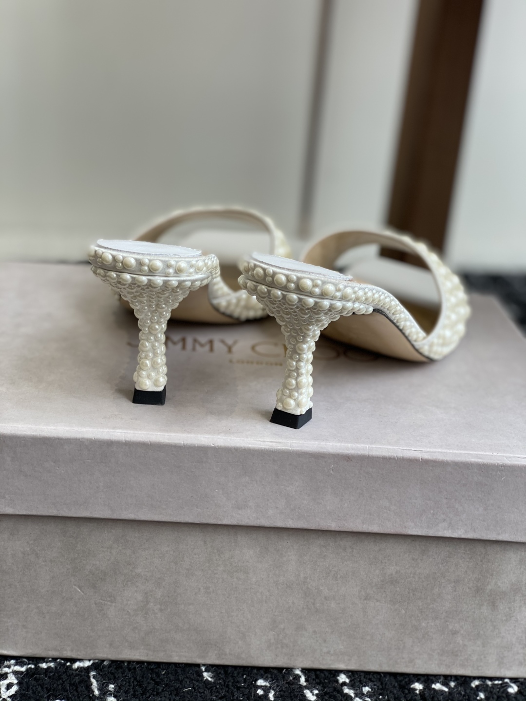代购级
早春珍珠 水晶钻 拖鞋Jimmy Choo 周仰杰25春夏系列 重逢惊艳 优雅邂逅 碰撞之美 时
