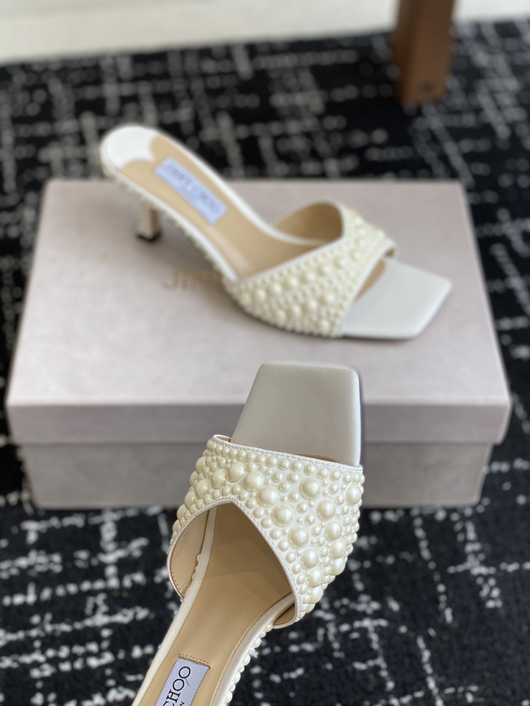 代购级
早春珍珠 水晶钻 拖鞋Jimmy Choo 周仰杰25春夏系列 重逢惊艳 优雅邂逅 碰撞之美 时