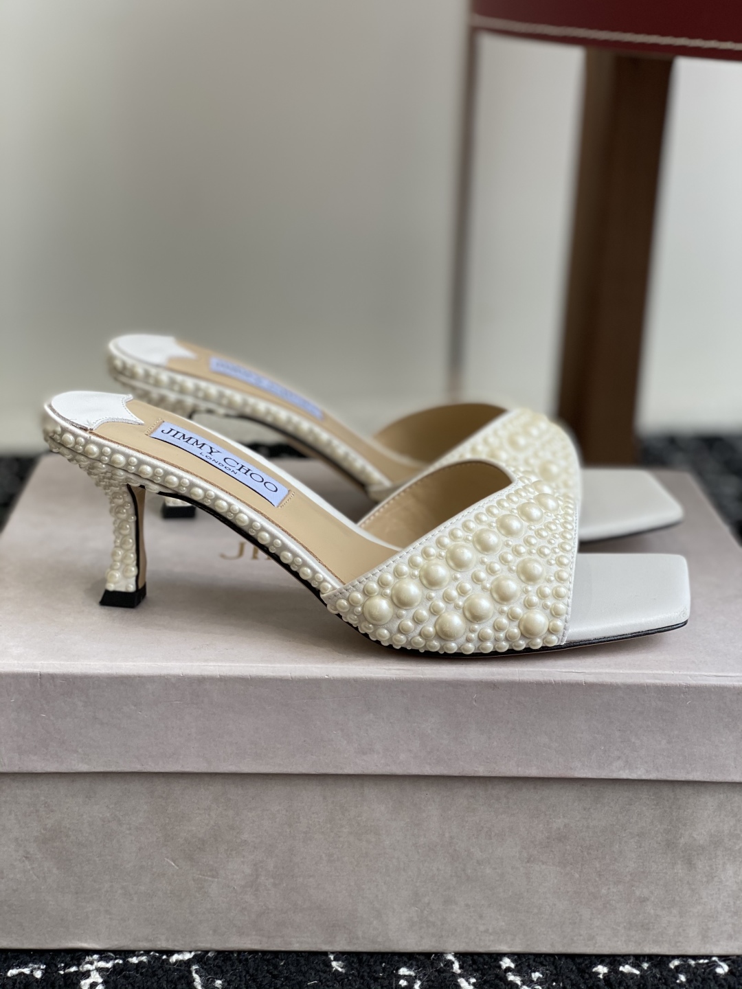 代购级
早春珍珠 水晶钻 拖鞋Jimmy Choo 周仰杰25春夏系列 重逢惊艳 优雅邂逅 碰撞之美 时