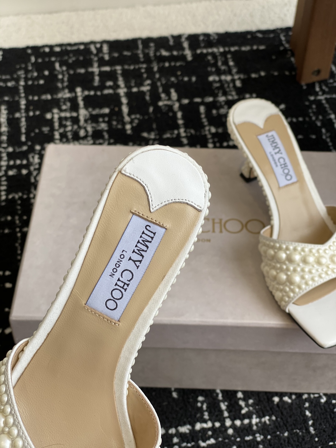 代购级
早春珍珠 水晶钻 拖鞋Jimmy Choo 周仰杰25春夏系列 重逢惊艳 优雅邂逅 碰撞之美 时