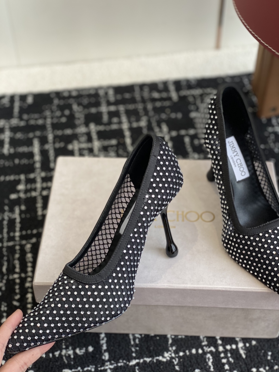 代购级
早春水晶钻面 凉鞋 单鞋Jimmy Choo 周仰杰25春夏系列 重逢惊艳 优雅邂逅 碰撞之美 