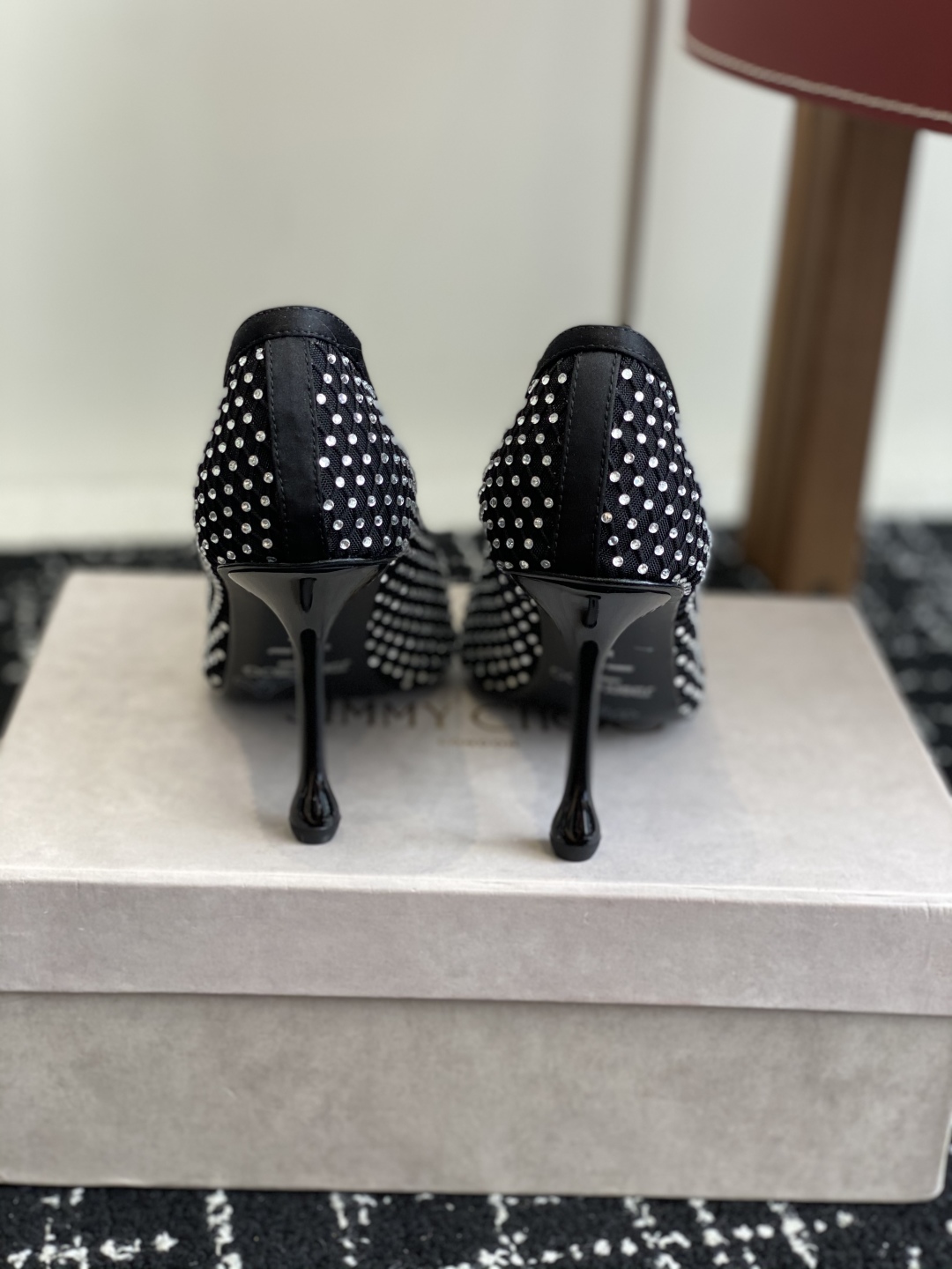 代购级
早春水晶钻面 凉鞋 单鞋Jimmy Choo 周仰杰25春夏系列 重逢惊艳 优雅邂逅 碰撞之美 