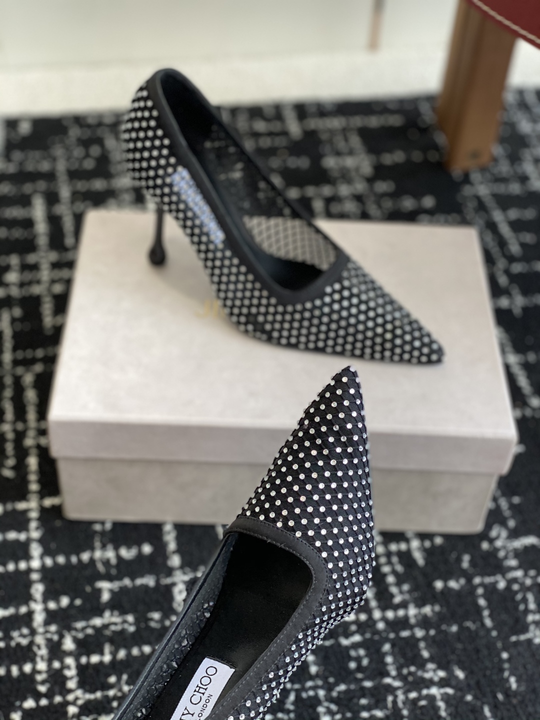 代购级
早春水晶钻面 凉鞋 单鞋Jimmy Choo 周仰杰25春夏系列 重逢惊艳 优雅邂逅 碰撞之美 