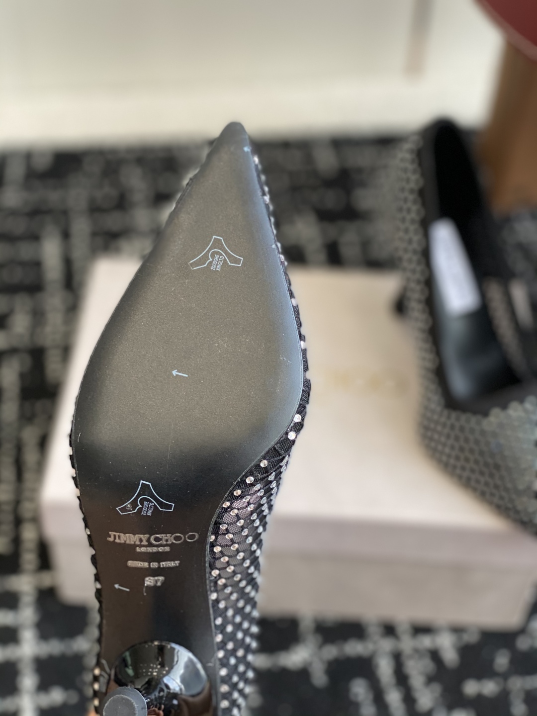 代购级
早春水晶钻面 凉鞋 单鞋Jimmy Choo 周仰杰25春夏系列 重逢惊艳 优雅邂逅 碰撞之美 