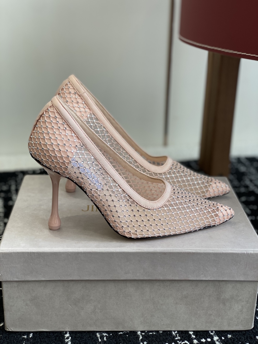 代购级
早春水晶钻面 凉鞋 单鞋Jimmy Choo 周仰杰25春夏系列 重逢惊艳 优雅邂逅 碰撞之美 