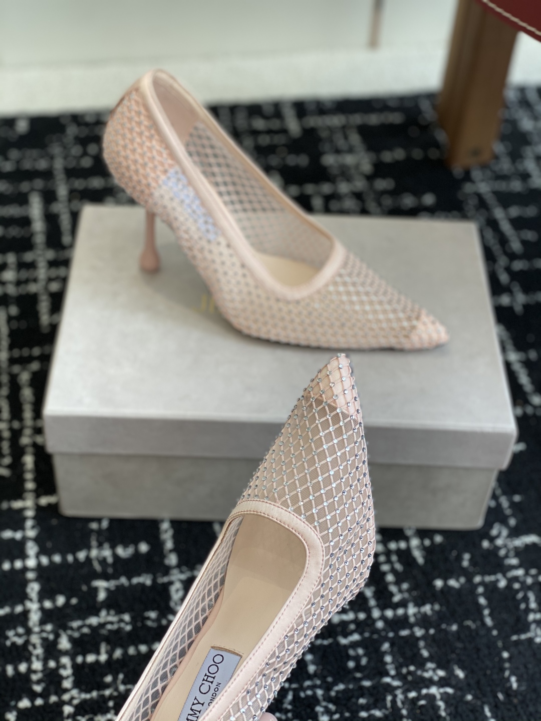 代购级
早春水晶钻面 凉鞋 单鞋Jimmy Choo 周仰杰25春夏系列 重逢惊艳 优雅邂逅 碰撞之美 