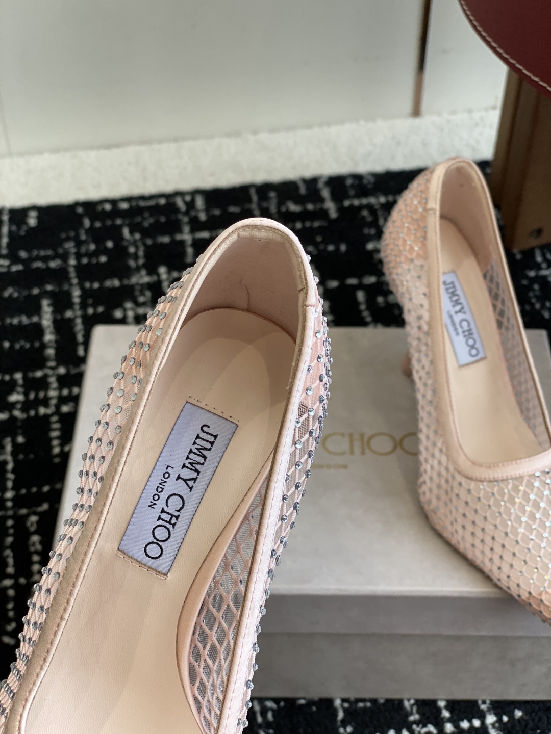 代购级
早春水晶钻面 凉鞋 单鞋Jimmy Choo 周仰杰25春夏系列 重逢惊艳 优雅邂逅 碰撞之美 