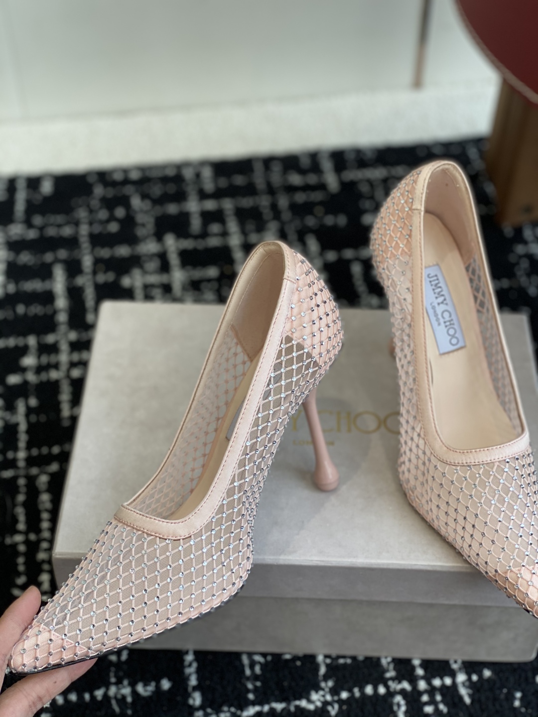 代购级
早春水晶钻面 凉鞋 单鞋Jimmy Choo 周仰杰25春夏系列 重逢惊艳 优雅邂逅 碰撞之美 