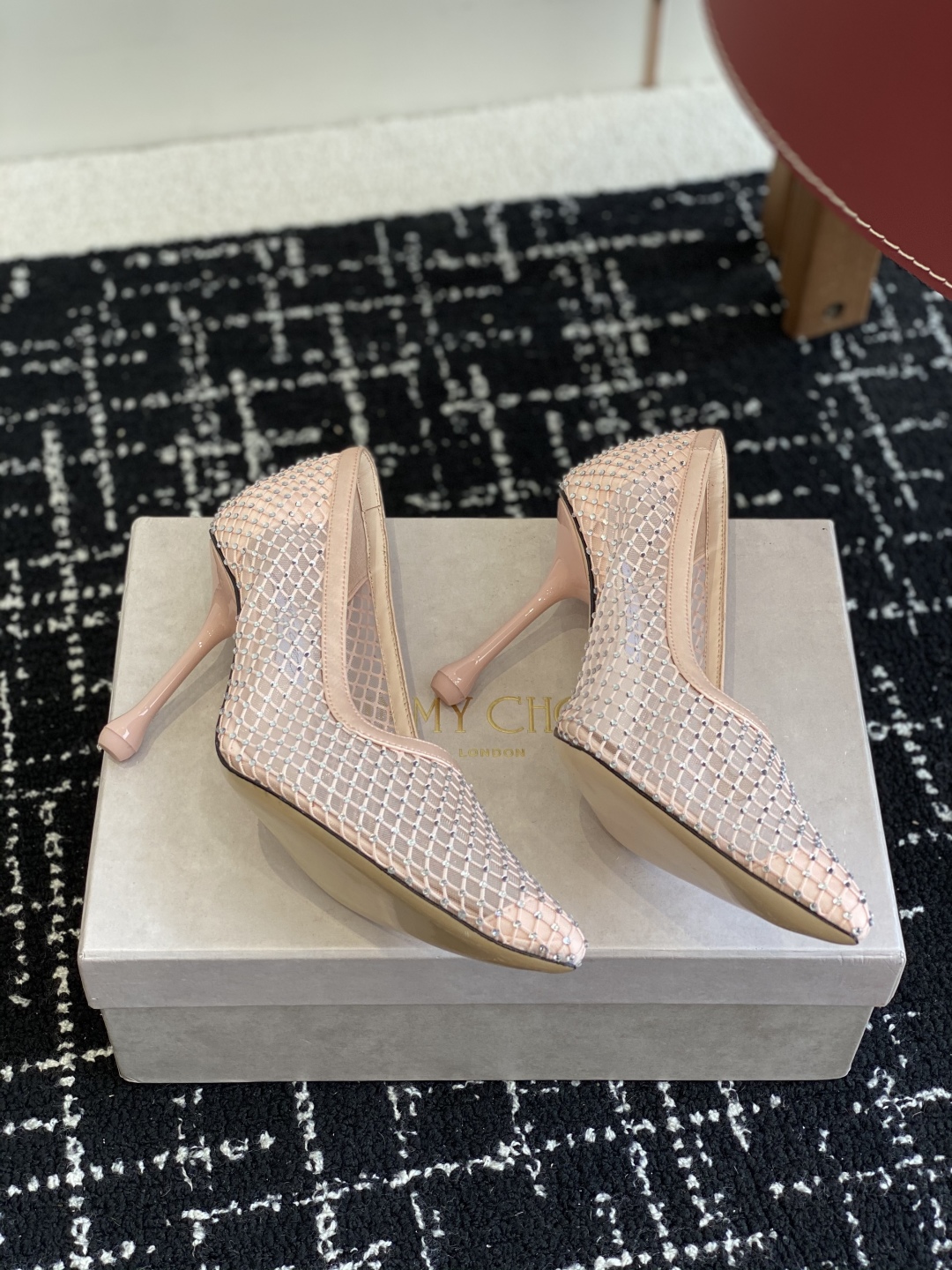 代购级
早春水晶钻面 凉鞋 单鞋Jimmy Choo 周仰杰25春夏系列 重逢惊艳 优雅邂逅 碰撞之美 