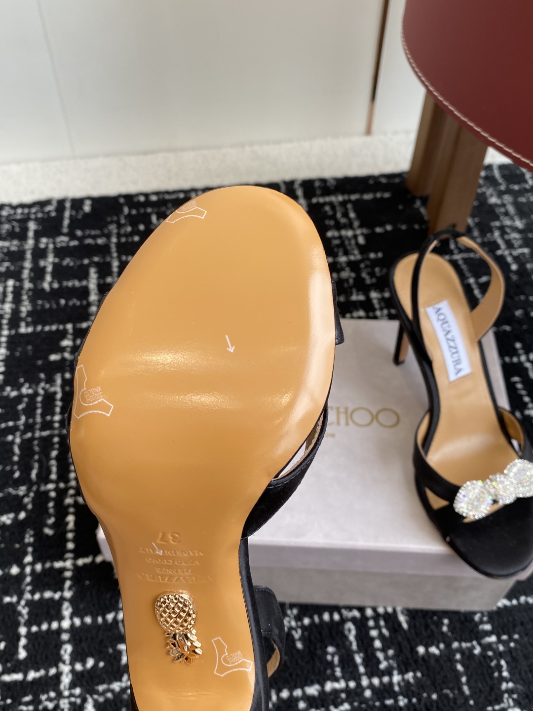 代购级
Aquazzura 24ss 惊艳火爆款、菠萝 王室贵族的钟爱雍容华贵、气质高雅、到手如图柜级品