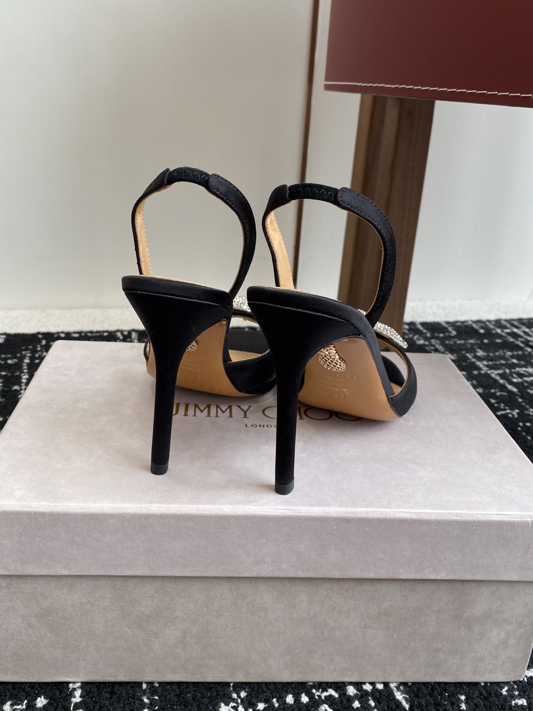 代购级
Aquazzura 24ss 惊艳火爆款、菠萝 王室贵族的钟爱雍容华贵、气质高雅、到手如图柜级品