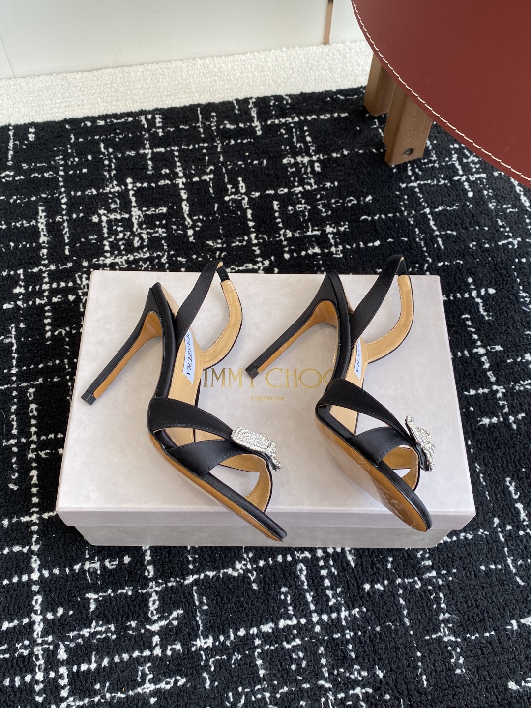 代购级
Aquazzura 24ss 惊艳火爆款、菠萝 王室贵族的钟爱雍容华贵、气质高雅、到手如图柜级品