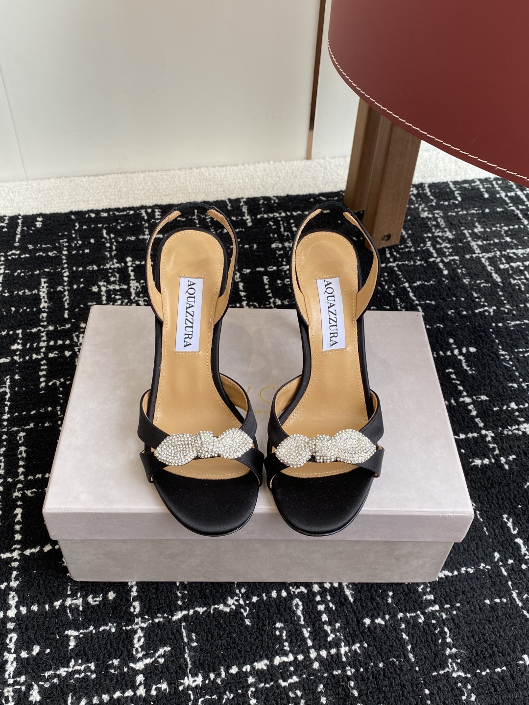 代购级
Aquazzura 24ss 惊艳火爆款、菠萝 王室贵族的钟爱雍容华贵、气质高雅、到手如图柜级品