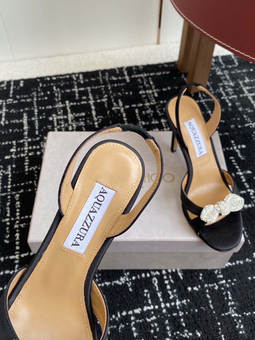 代购级
Aquazzura 24ss 惊艳火爆款、菠萝 王室贵族的钟爱雍容华贵、气质高雅、到手如图柜级品