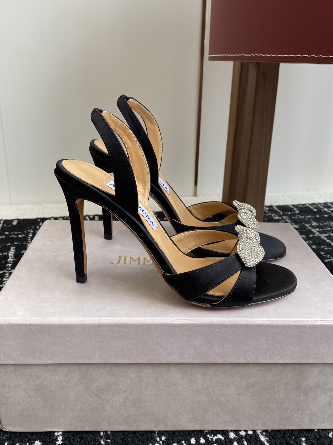 代购级
Aquazzura 24ss 惊艳火爆款、菠萝 王室贵族的钟爱雍容华贵、气质高雅、到手如图柜级品