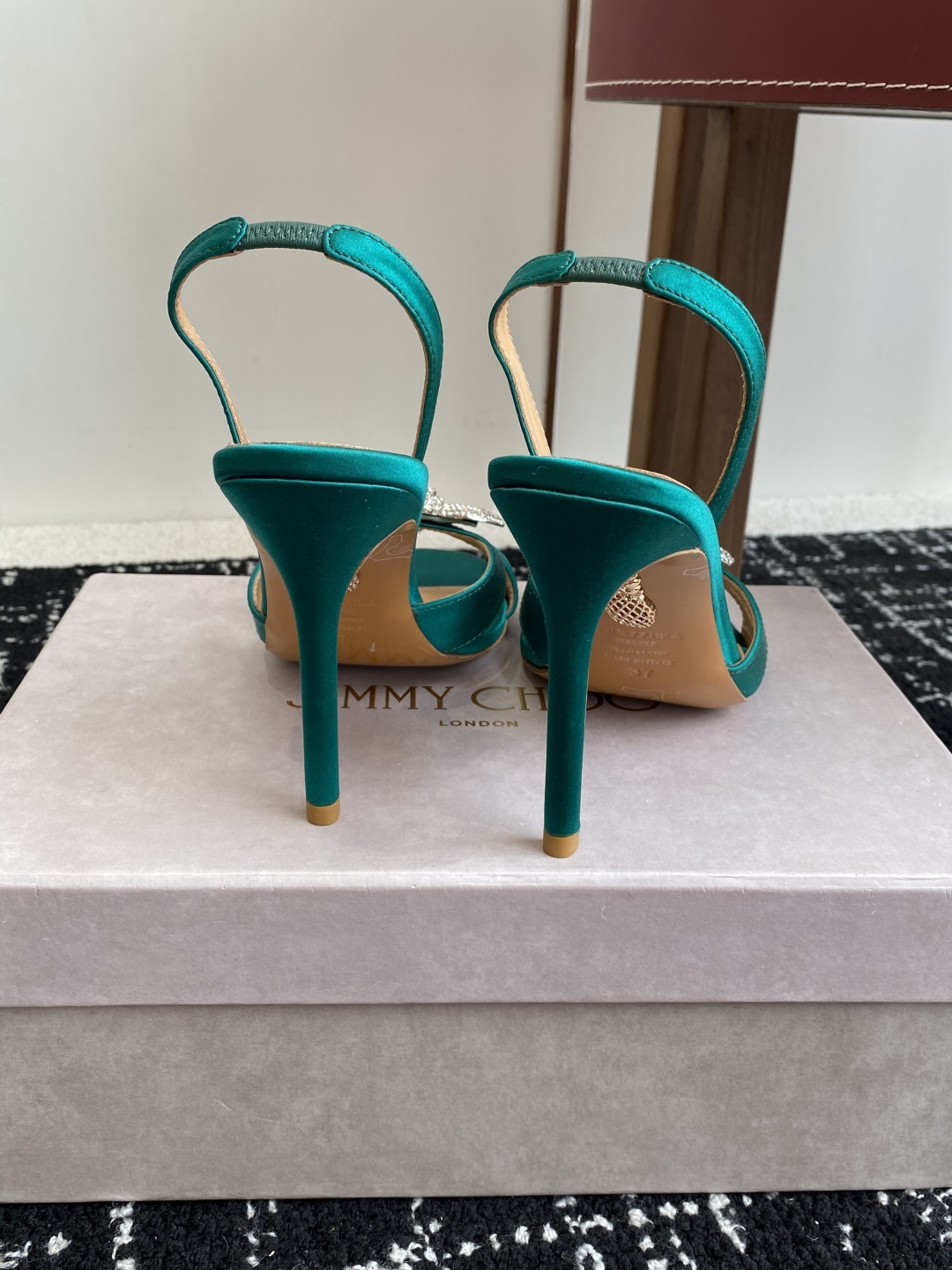 代购级
Aquazzura 24ss 惊艳火爆款、菠萝 王室贵族的钟爱雍容华贵、气质高雅、到手如图柜级品