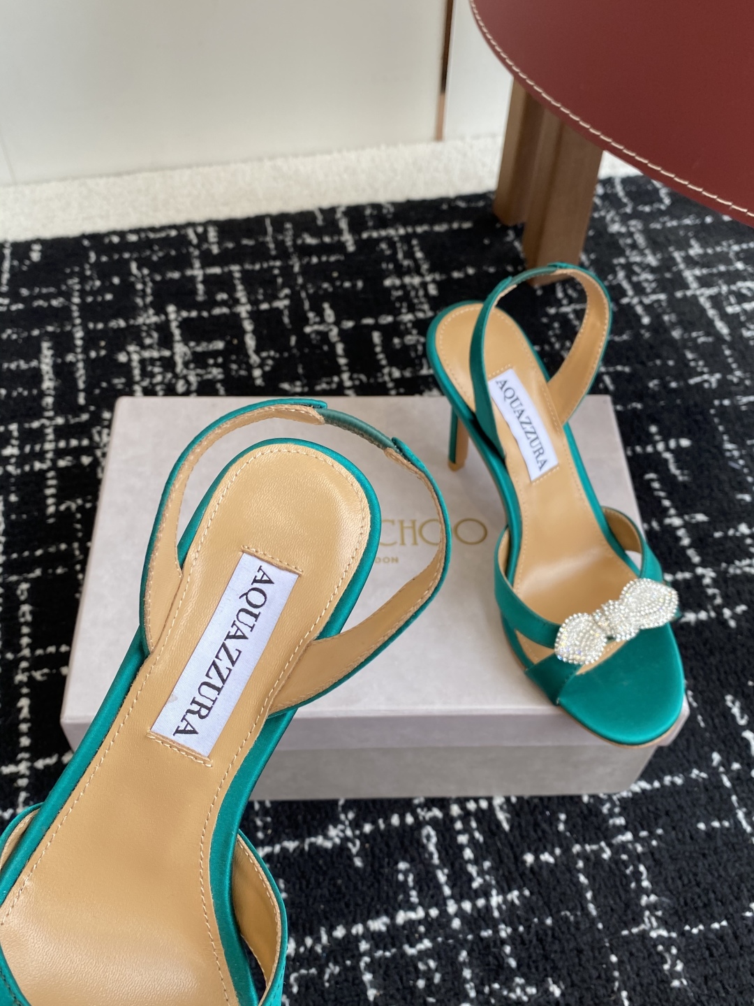 代购级
Aquazzura 24ss 惊艳火爆款、菠萝 王室贵族的钟爱雍容华贵、气质高雅、到手如图柜级品