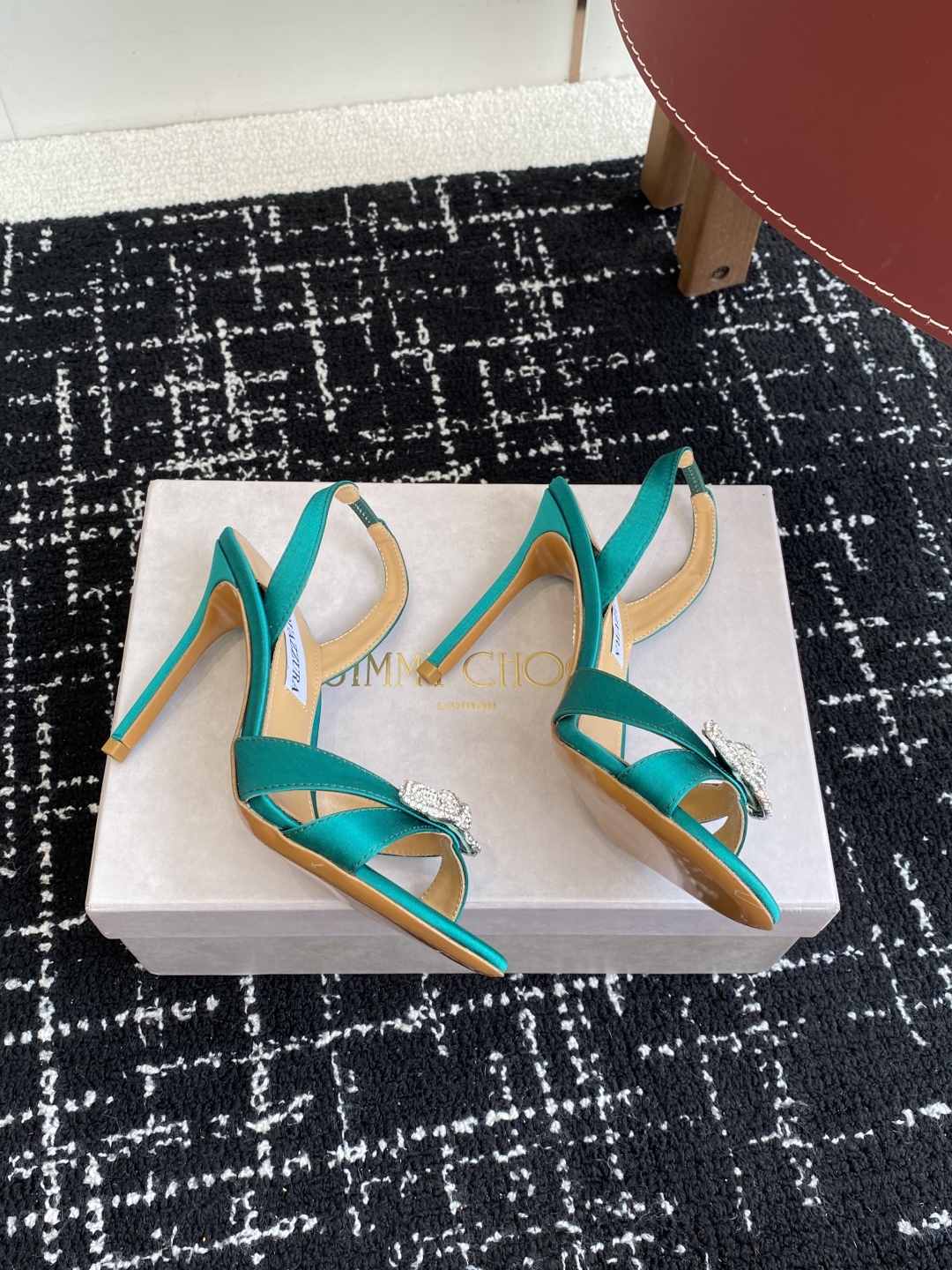 代购级
Aquazzura 24ss 惊艳火爆款、菠萝 王室贵族的钟爱雍容华贵、气质高雅、到手如图柜级品