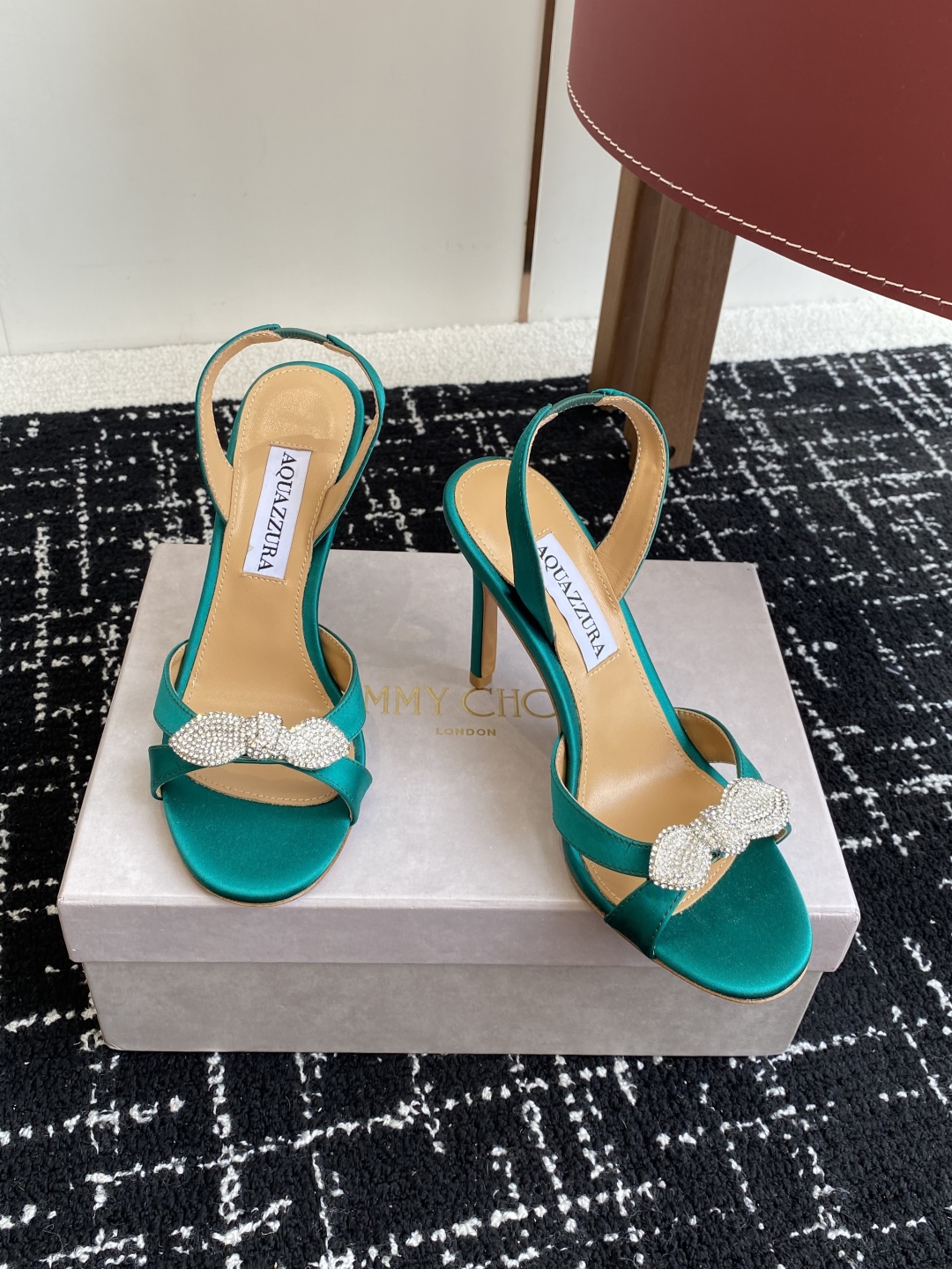 代购级
Aquazzura 24ss 惊艳火爆款、菠萝 王室贵族的钟爱雍容华贵、气质高雅、到手如图柜级品