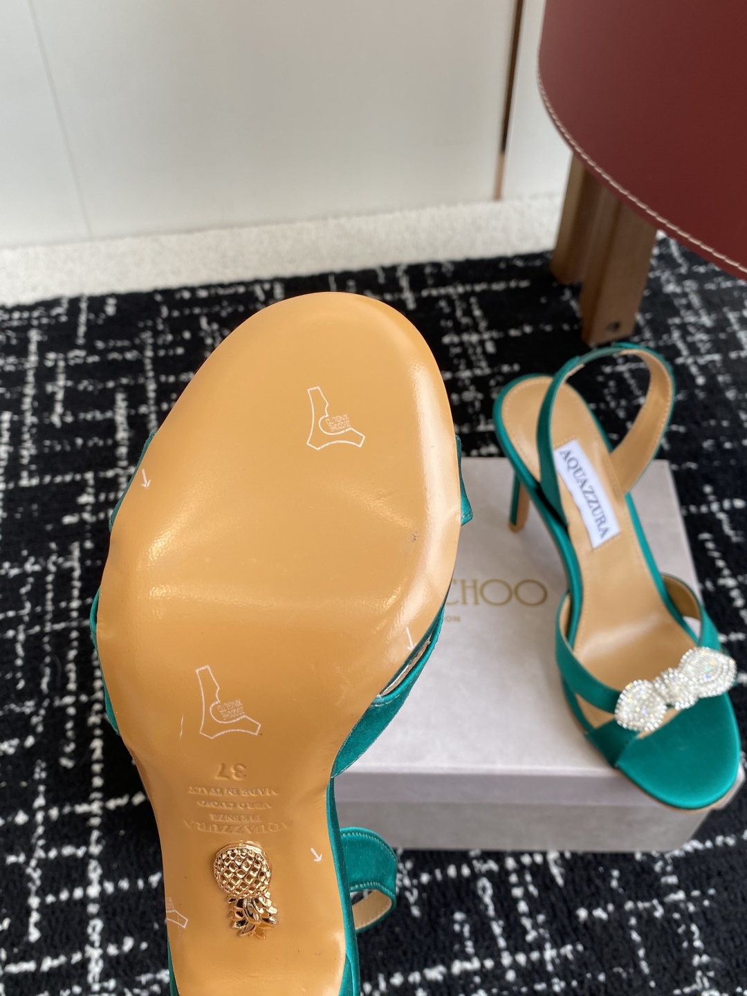 代购级
Aquazzura 24ss 惊艳火爆款、菠萝 王室贵族的钟爱雍容华贵、气质高雅、到手如图柜级品