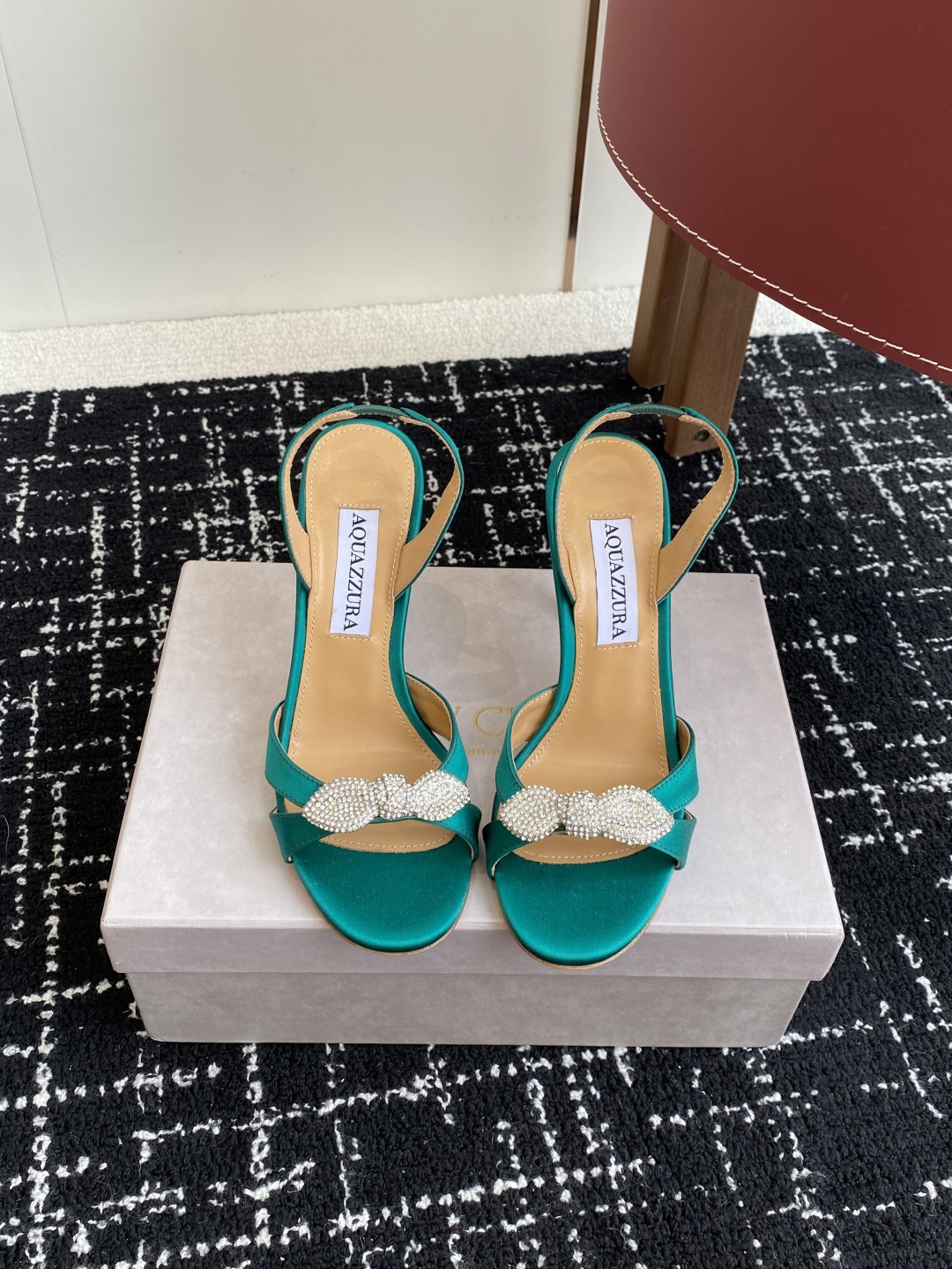 代购级
Aquazzura 24ss 惊艳火爆款、菠萝 王室贵族的钟爱雍容华贵、气质高雅、到手如图柜级品