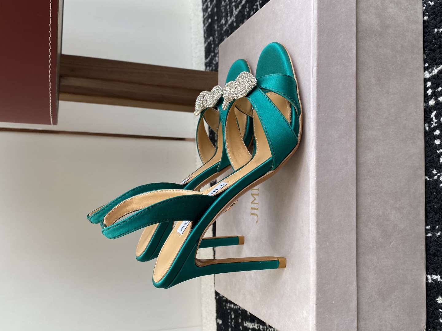 代购级
Aquazzura 24ss 惊艳火爆款、菠萝 王室贵族的钟爱雍容华贵、气质高雅、到手如图柜级品