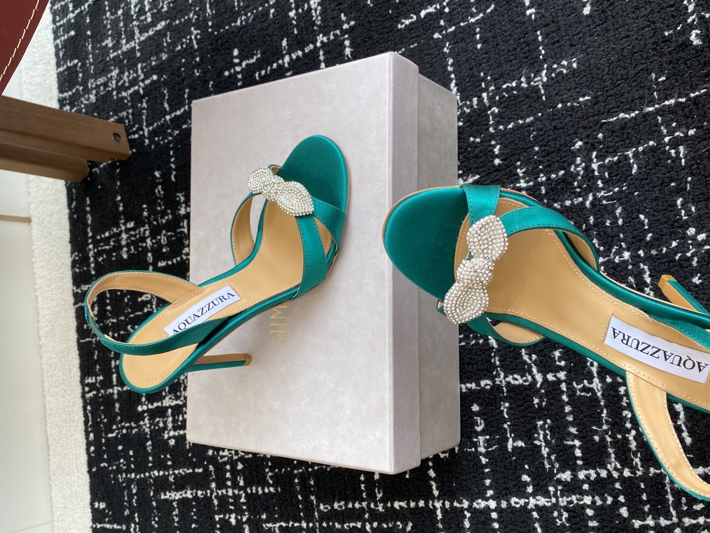 代购级
Aquazzura 24ss 惊艳火爆款、菠萝 王室贵族的钟爱雍容华贵、气质高雅、到手如图柜级品