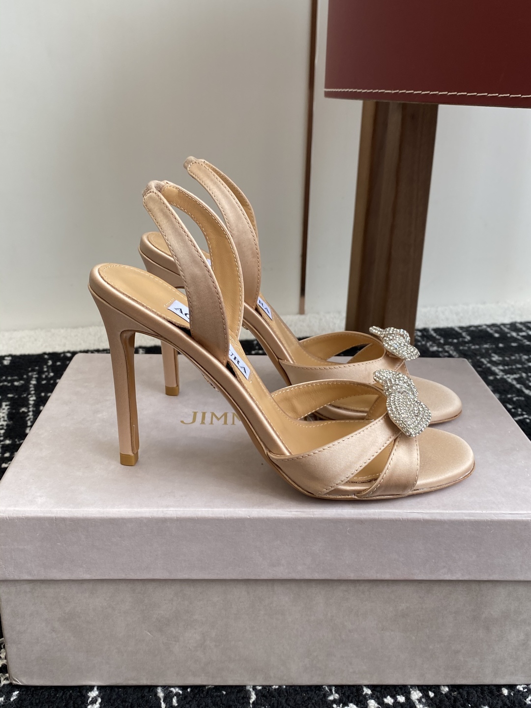 代购级
Aquazzura 24ss 惊艳火爆款、菠萝 王室贵族的钟爱雍容华贵、气质高雅、到手如图柜级品