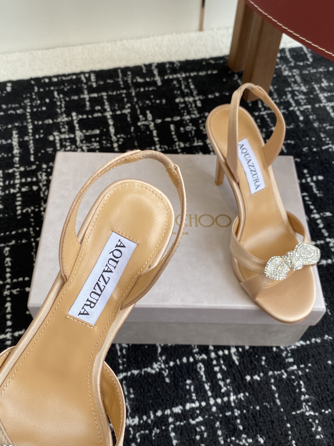 代购级
Aquazzura 24ss 惊艳火爆款、菠萝 王室贵族的钟爱雍容华贵、气质高雅、到手如图柜级品