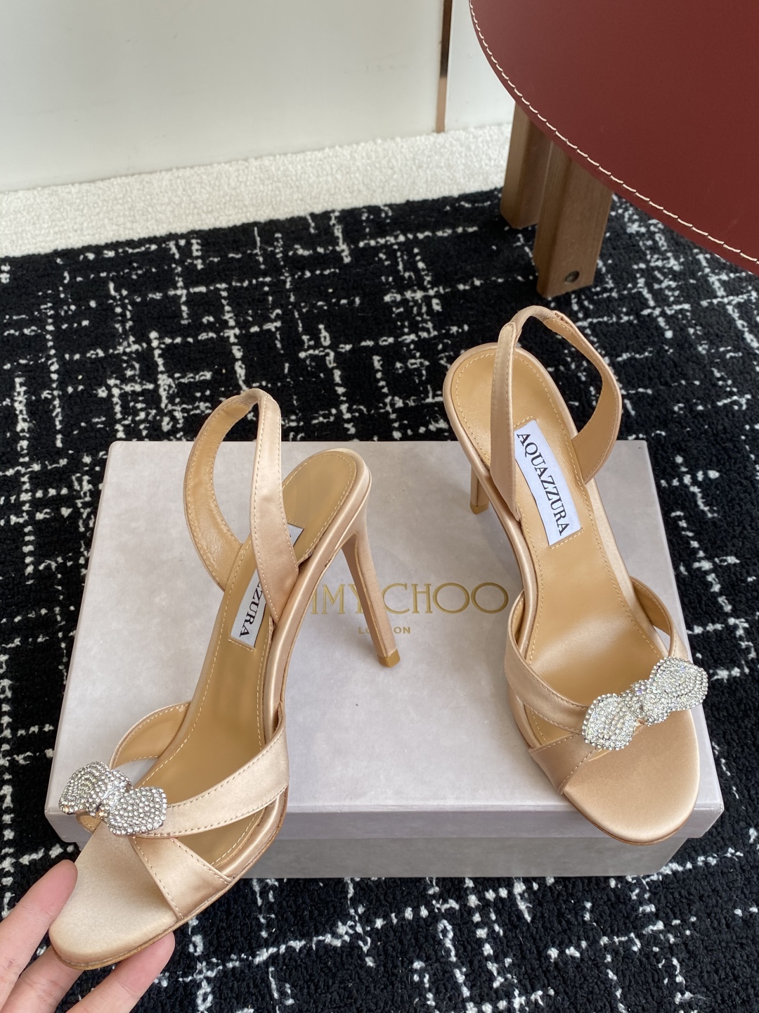 代购级
Aquazzura 24ss 惊艳火爆款、菠萝 王室贵族的钟爱雍容华贵、气质高雅、到手如图柜级品