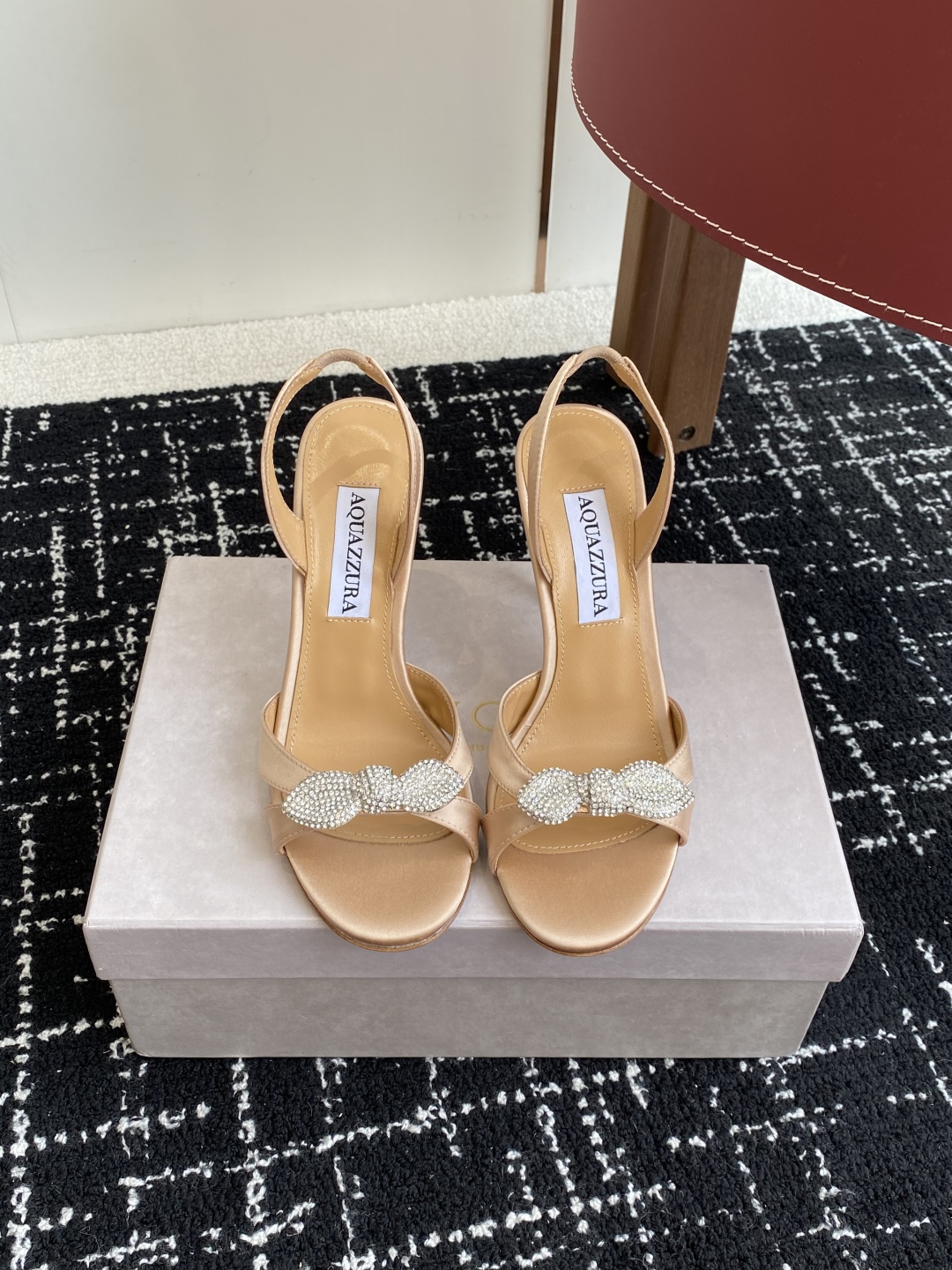 代购级
Aquazzura 24ss 惊艳火爆款、菠萝 王室贵族的钟爱雍容华贵、气质高雅、到手如图柜级品