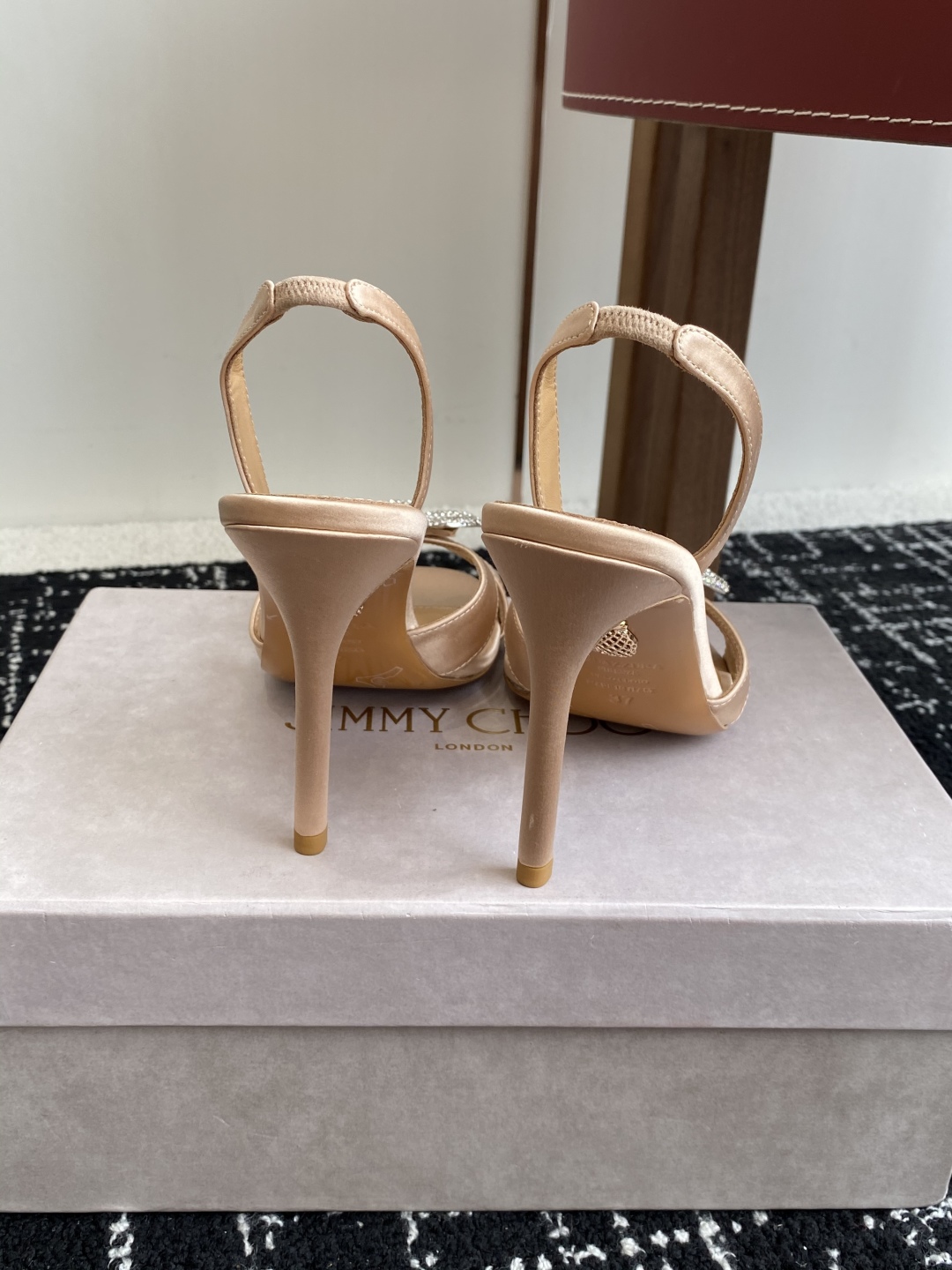 代购级
Aquazzura 24ss 惊艳火爆款、菠萝 王室贵族的钟爱雍容华贵、气质高雅、到手如图柜级品