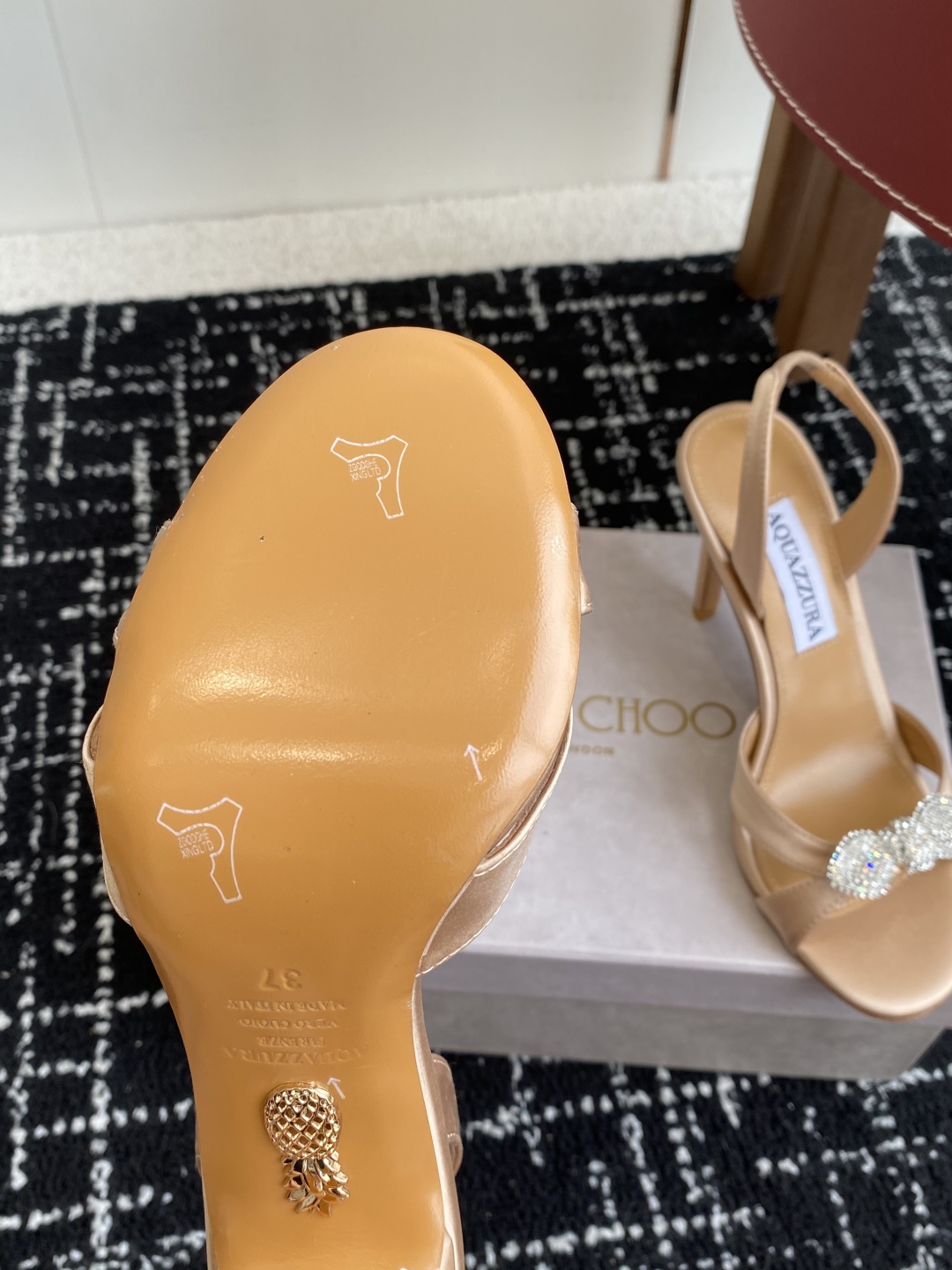 代购级
Aquazzura 24ss 惊艳火爆款、菠萝 王室贵族的钟爱雍容华贵、气质高雅、到手如图柜级品