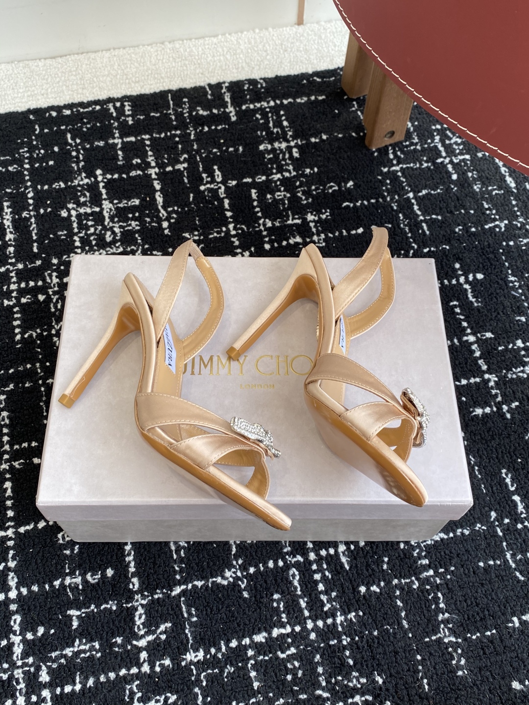 代购级
Aquazzura 24ss 惊艳火爆款、菠萝 王室贵族的钟爱雍容华贵、气质高雅、到手如图柜级品