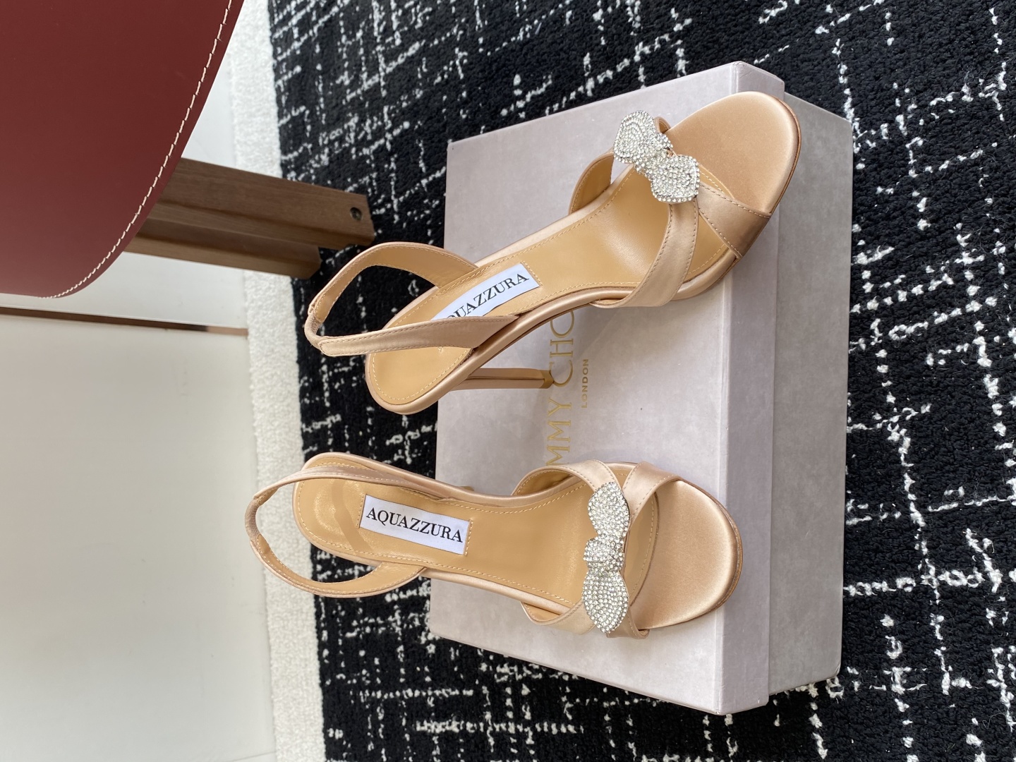 代购级
Aquazzura 24ss 惊艳火爆款、菠萝 王室贵族的钟爱雍容华贵、气质高雅、到手如图柜级品