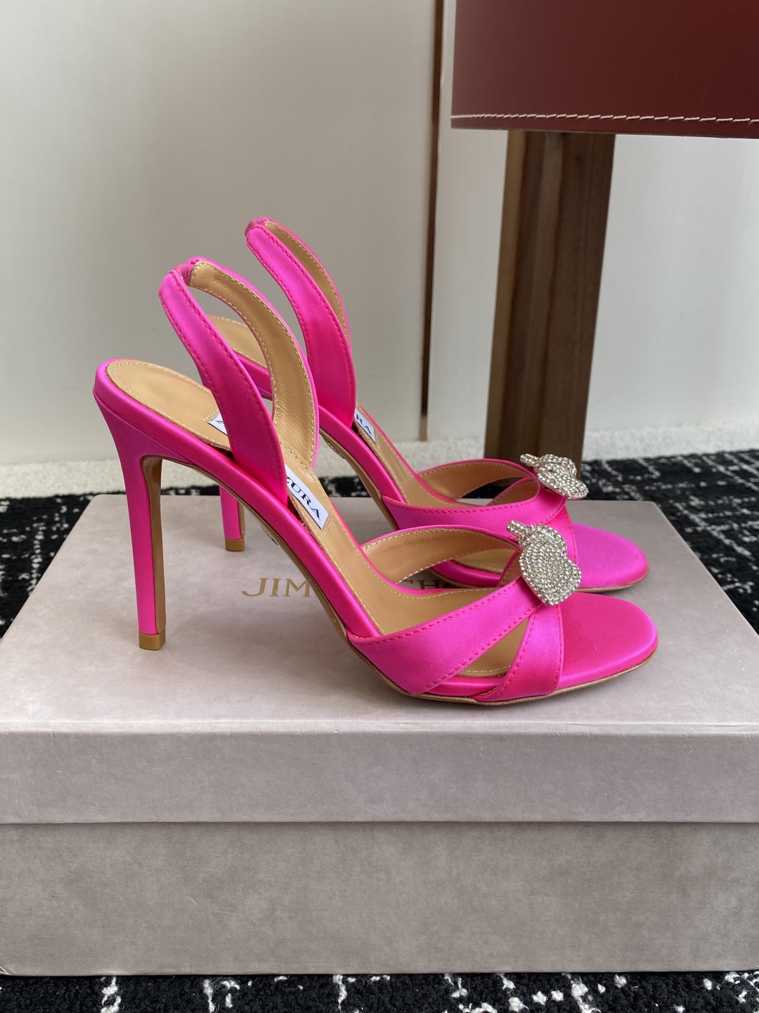 代购级
Aquazzura 24ss 惊艳火爆款、菠萝 王室贵族的钟爱雍容华贵、气质高雅、到手如图柜级品