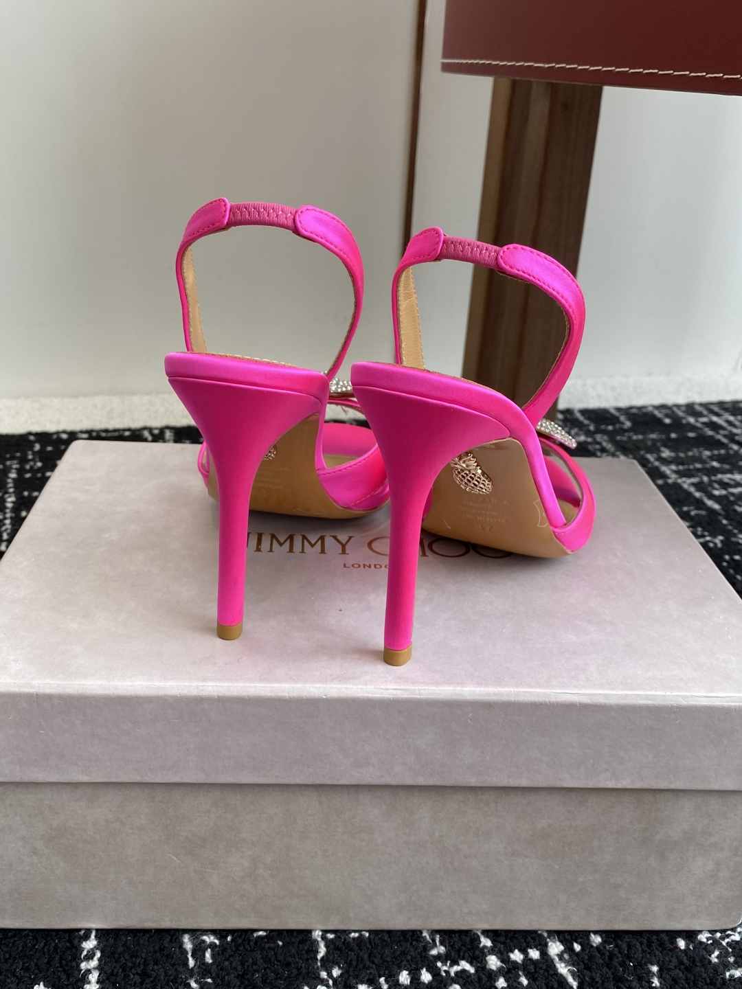 代购级
Aquazzura 24ss 惊艳火爆款、菠萝 王室贵族的钟爱雍容华贵、气质高雅、到手如图柜级品